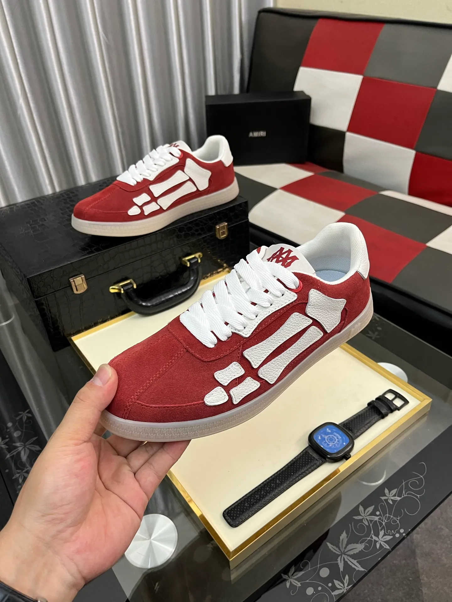 Men's shoes 💰420⌚️⌚️《AMIR*》New men's low-top casual sports sneakers bone shoes, another pair of irresistible bone shoes. Bone shoes are one of AMIRI's most popular items. They use first-layer cowhide uppers. The side bones are made of two cowhide laminations. They have a three-dimensional feel. The leather incisions are all oil-edged. Contrasting color design. Simple style. Fashionable sports. Customized metal LOGO nameplate to embellish shoelaces. Exclusive control of top version. Supports comparison. Breathable mesh lining Original rubber outsole A must-have item for daily leisure Suitable for various occasions Check it out if you are looking for high quality Super cool uppers Size: 38-445️⃣ Colors available